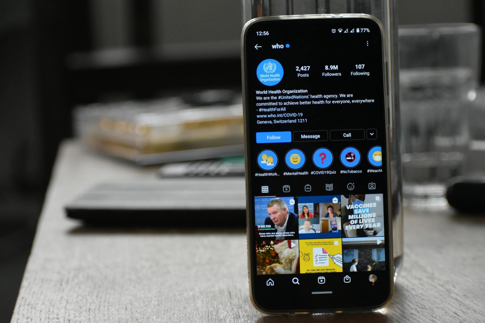 Smartfon z profilem WHO na Instagramie jako źródło wiedzy o zdrowiu