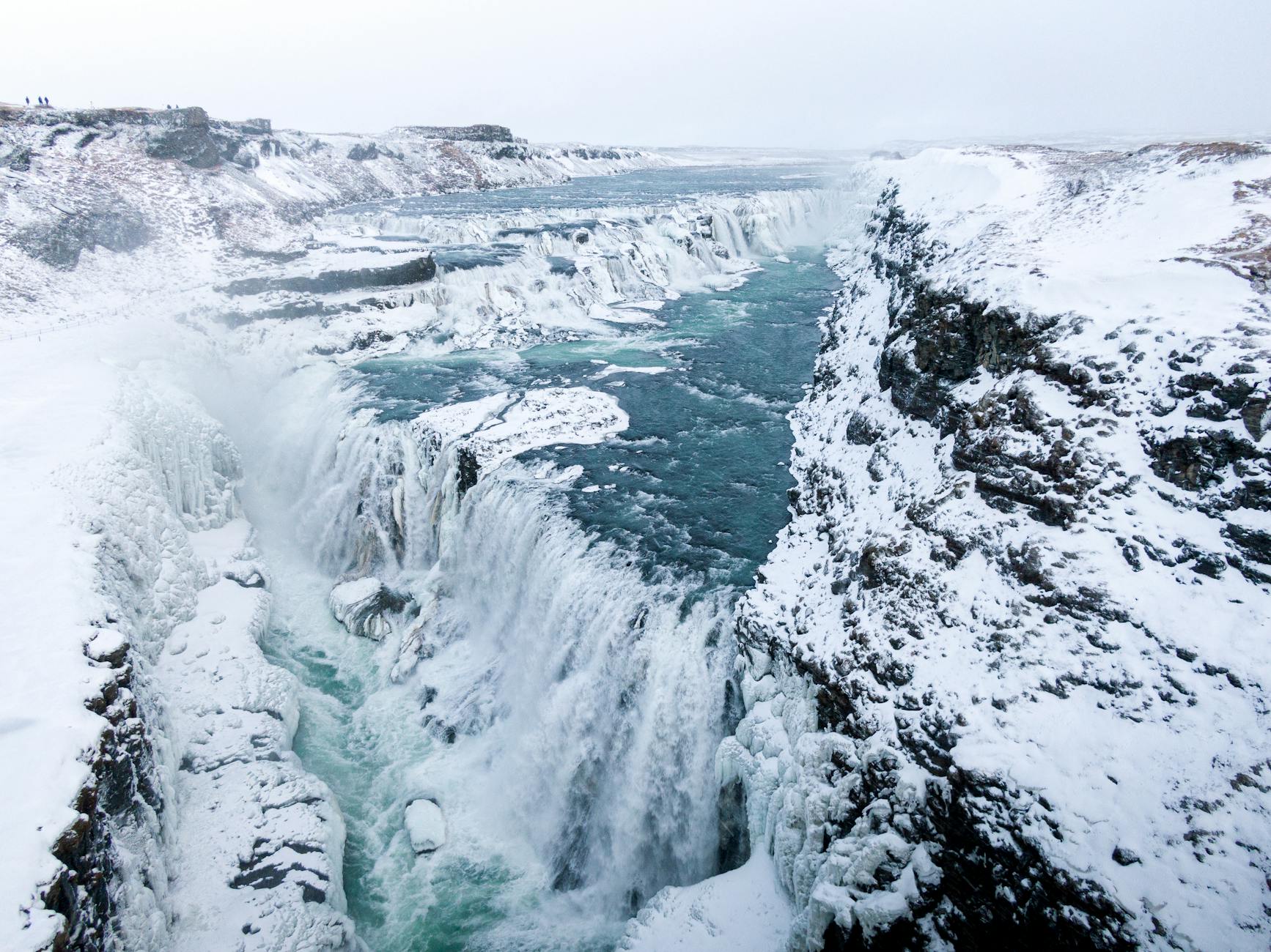 Zimowy widok z lotu ptaka na wodospad Gullfoss w ośnieżonej Islandii