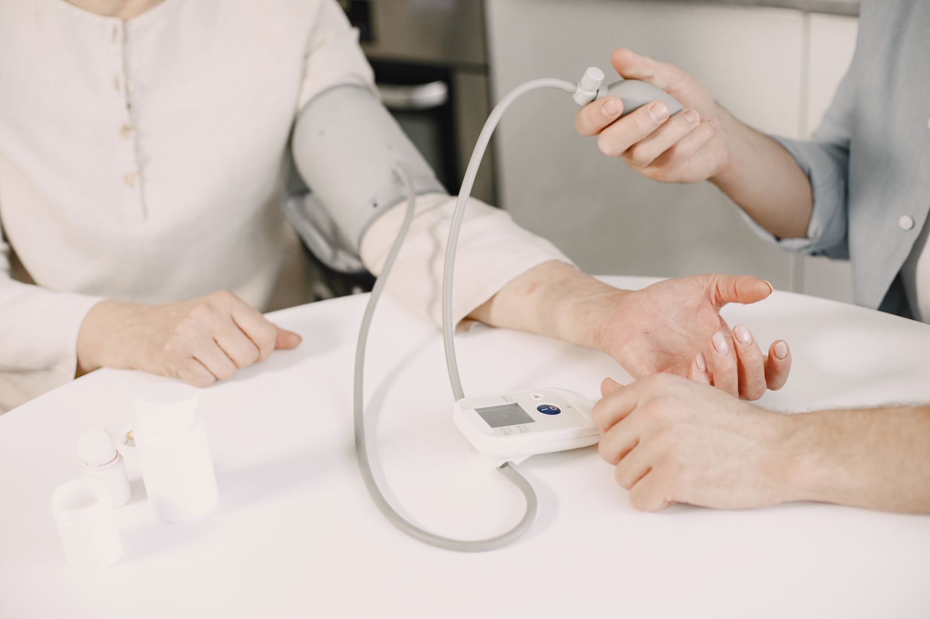 Nadciśnienie tętnicze krok po kroku: od domowych pomiarów, przez diagnostykę, po skuteczne schematy leczenia